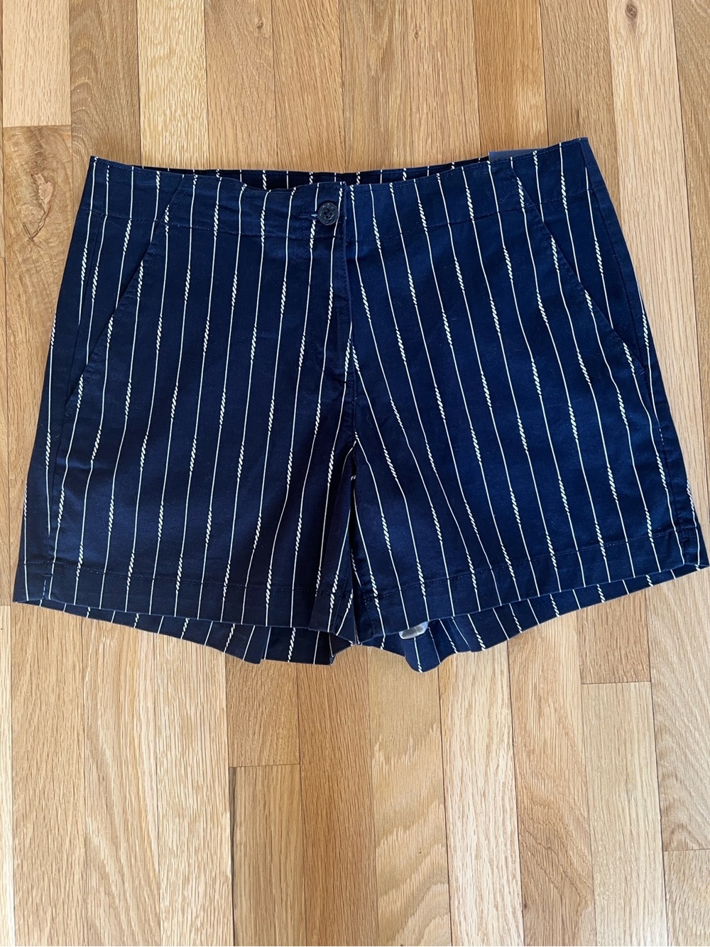 NEW Nautica Women's Pin-striped navy blue cotton-twill mid-rise shorts, size 10